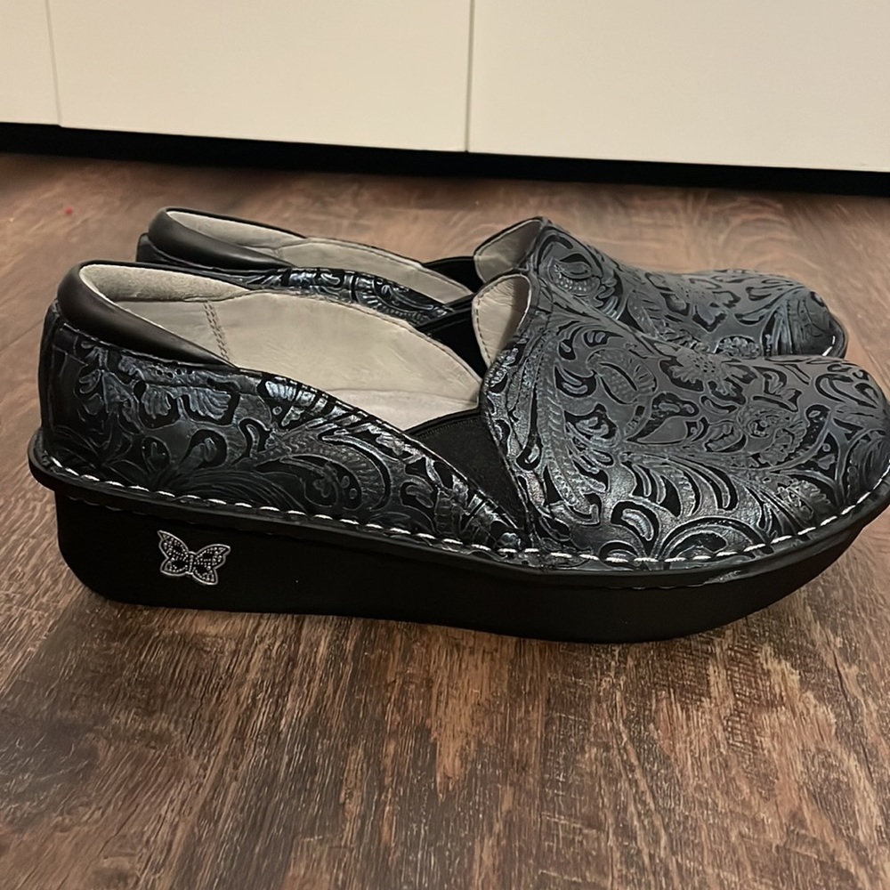 Algeria Debra Navy Swish Shoe. Only worn 2-3 times. No scuff marks.